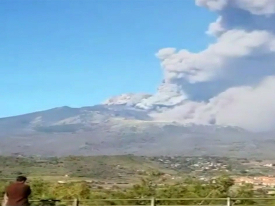 Опубликовано видео извержения крупнейшего активного вулкана Европы