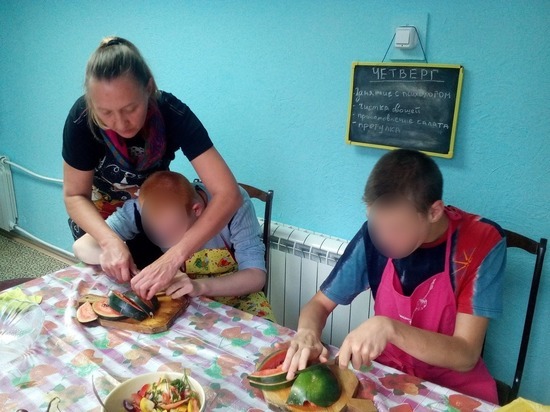 У барнаульских подростков с инвалидностью появился «дом», где их учат готовить, гладить и убирать