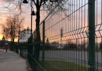 Новоявленная закрытая «смотровая площадка» с видом на Псковский кремль сквозь решётку показала: она устраивает только тех, кто не в ладах с законом 