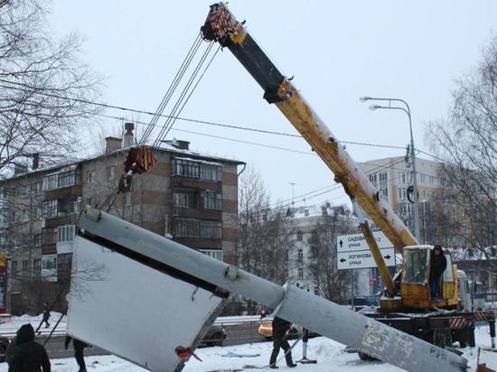 В центре Архангельска публично казнили билборд, простоявший полтора десятка лет