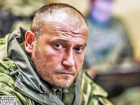 Порошенко наградил националиста Яроша именным пистолетом за убийства жителей Донбасса