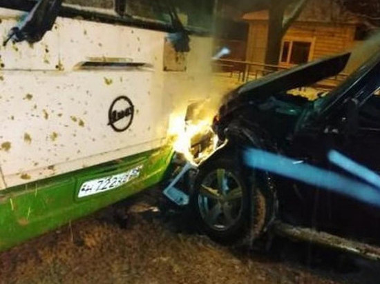 В Тамбове в пассажирский автобус въехала "Нива": есть пострадавший