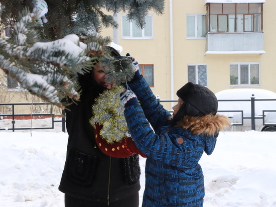 Жители Калуги-2 украсили ёлку игрушками, сделанными школьниками