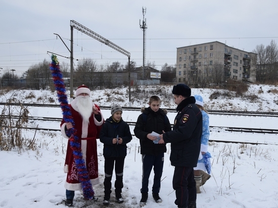 "Полицейский дед Мороз" посетил железнодорожные станции Калуги