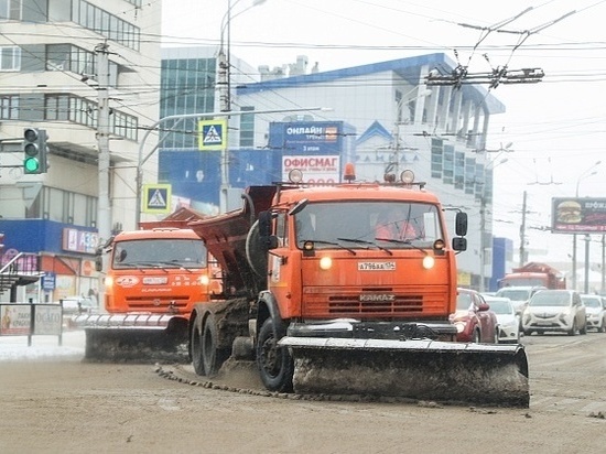 305 машин спецтехники чистят дороги Волгоградской области