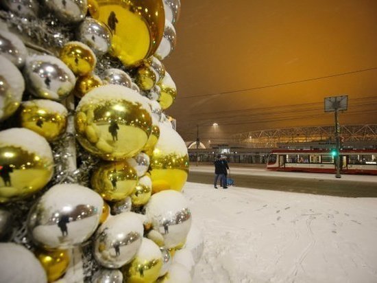 Снегопад и праздничные огни украсили Волгоград к Новому году