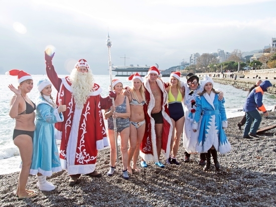 В Ялте искупались в море участники Мороз-Парада В Ялте искупались в море участники Мороз-Парада