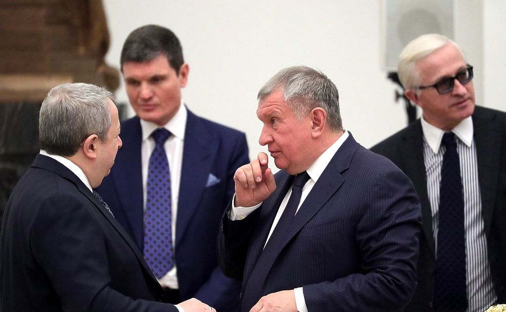 Сечин, Усманов и другие встретились с Путиным: кадры из Кремля