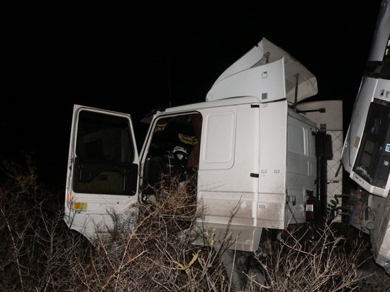  Большегруз с тоннами « кока-колы»  едва не упал в обрыв на Кубани