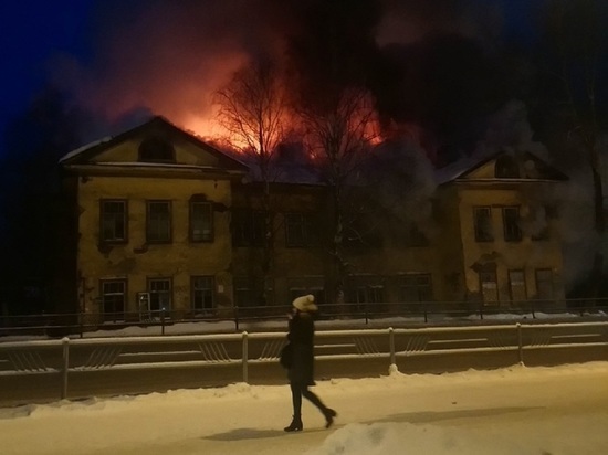 Пожар снова решил проблему сноса расселённой деревяшки в Архангельске