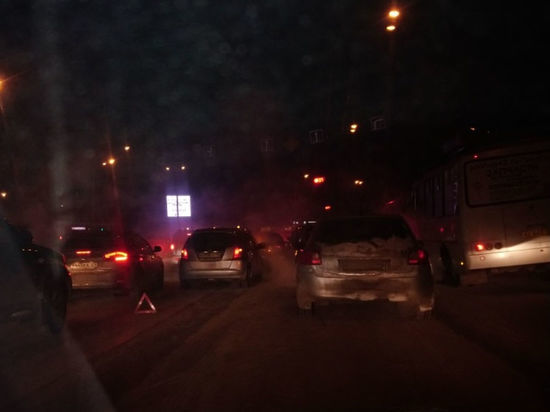 В Кемерове возле гипермаркета столкнулись три автомобиля