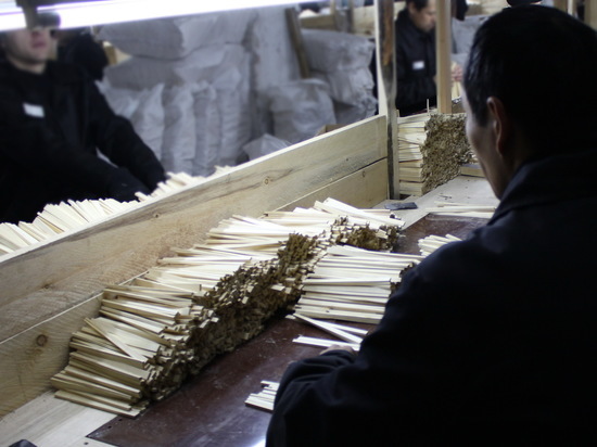 Осужденные в Бурятии сортируют китайские палочки для еды