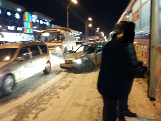 В Рудничном районе Кемерова трамвай протаранил легковую иномарку