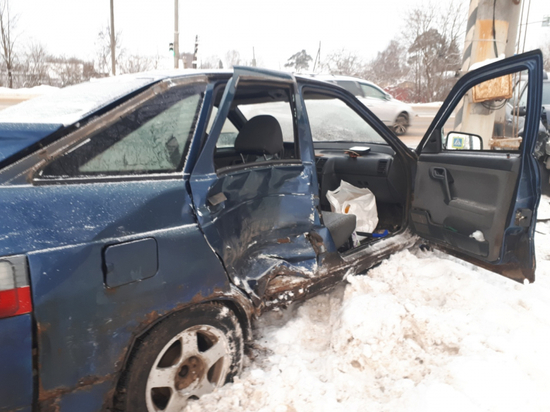 В аварии «Рено» и «ВАЗа» в центре Иваново травмировано трое детей