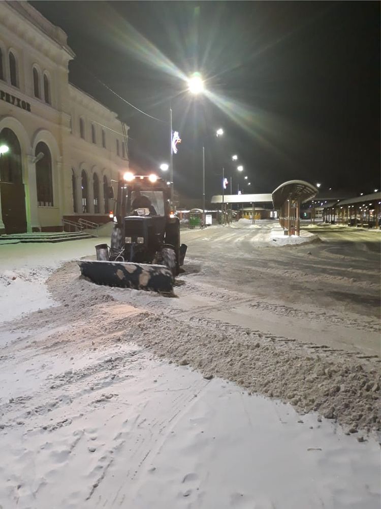 В Серпухове оперативно убирают с дорог и тротуаров снег