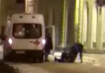 В Санкт-Петербурге сотрудникам скорой помощи пришлось отбиваться от загулявшего после корпоратива мужчины