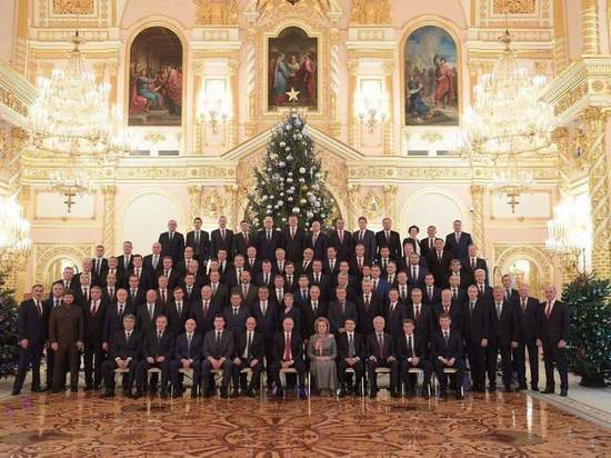 Глава Бурятии сфотографировался с президентом России под елочкой