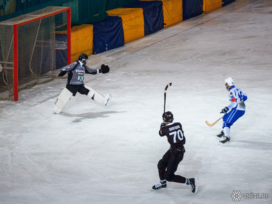 Кемеровские хоккеисты уступили гостям из Иркутска на своем поле