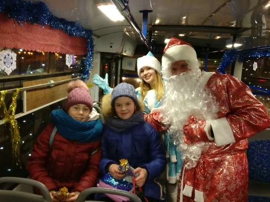 Дед Мороз и Снегурочка приглашают ивановцев прокатиться в Новогоднем троллейбусе