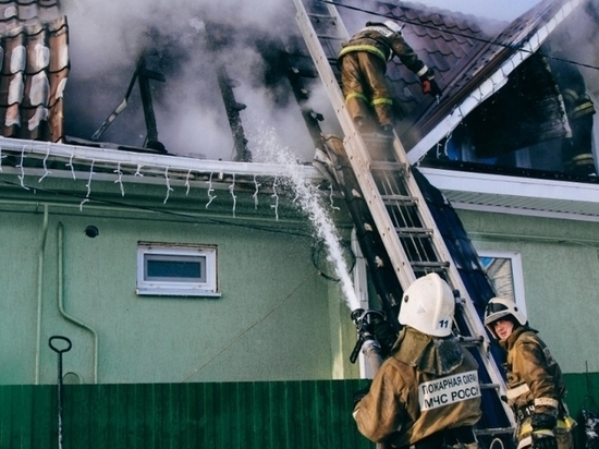 В Воронеже на тушении пожара задействовали 11 единиц техники
