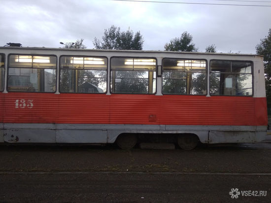 Трамвай протащил пенсионерку по улице в Новокузнецке