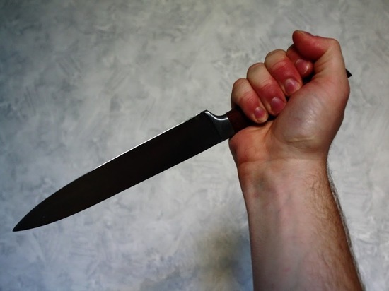 Волжанин ударил коллегу ножом из-за того, что тот оскорбил его супругу
