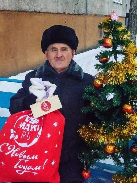 Степанычу из Бийска подарили елочку, которая ему понравилась Степанычу из Бийска подарили елочку, которая ему понравилась