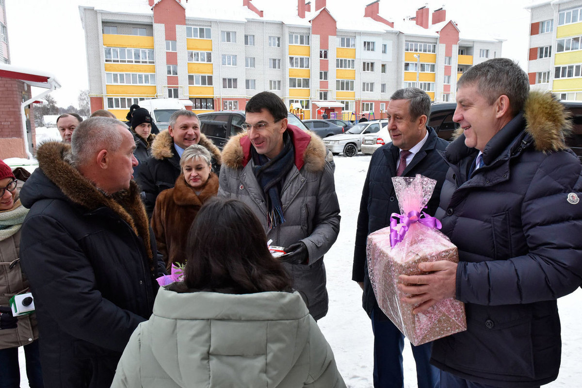 В Брянской области детям-сиротам вручили ключи от новых квартир - МК  Черноземье