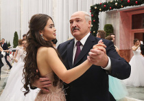 Президент Беларуси Александр Лукашенко посетил первый Республиканский новогодний бал для молодежи, на котором собрались более 300 студентов, кадетов и старшеклассников, добившихся особых успехов в учебе и общественной деятельности