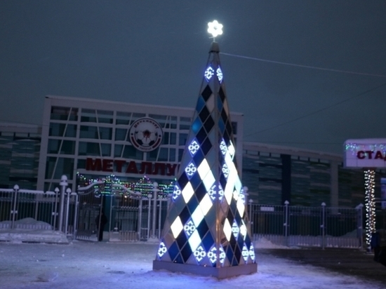 В Липецке завершается монтаж новогодней иллюминации