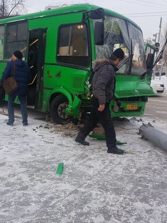 В центре Екатеринбурга автобус врезался в столб, ранены 10 человек