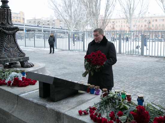 Волгоградский губернатор возложил цветы к мемориалу памяти жертв терактов