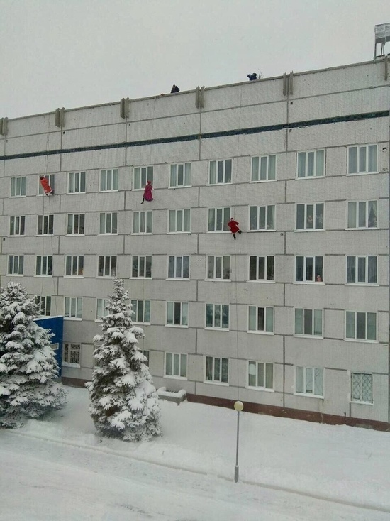 Альпинистский десант Дедов Морозов поздравил маленьких пациентов Ульяновска