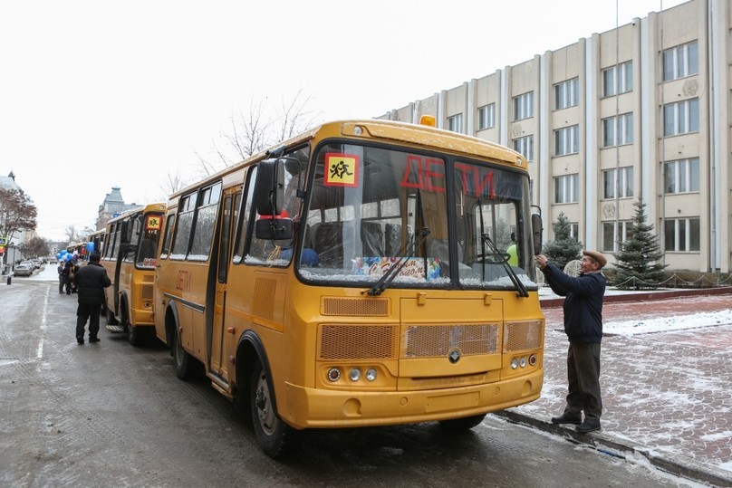 Автобус 12 школа. Школьные автобусы в Астрахани. Школьный автобус в Астрахани для экскурсии. Новые автобусы для Астраханской области. Какого цвета новые автобусы в Астрахани.