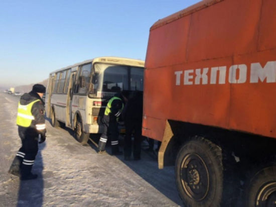 Пассажиры автобуса замерзали на кузбасской трассе в 30-градусный мороз