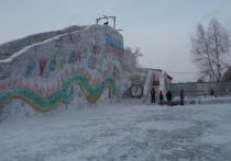 Преступники, которые отбывают наказание в лечебно-исправительной колонии №16 под Новокузнецком, построили снежную горку высотой 18 метров и длиной 100 метров