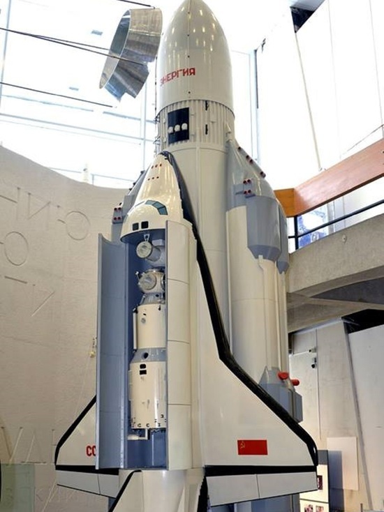 Губернатор передал музею космонавтики кусочек "Бурана"