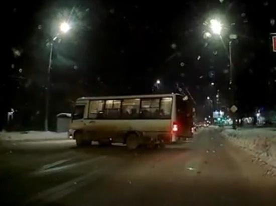 В Иванове водитель маршрутки устроил дрифт, пассажиры в шоке (видео)