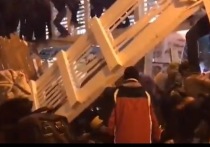 В Новогоднюю ночь - фактически сразу после полночного боя курантов, в Парке Горького рухнул деревянный мост с людьми над катком