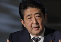 Премьер-министр Японии Синдзо Абэ заявил, что позиция его страны по Курильским островам не предполагает обязательного ухода местного населения, сообщает канал Asahi