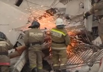 Спасатели нашли под завалами взорвавшегося дома в Магнитогорске ребенка