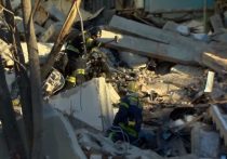 Глава МЧС Евгений Зиничев объявил о приостановке разбора завалов жилого дома в Магнитогорске, где в результате взрыва накануне обрушился один из подъездов
