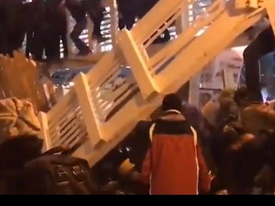 В московском Парке Горького обрушился пешеходный мост с людьми
