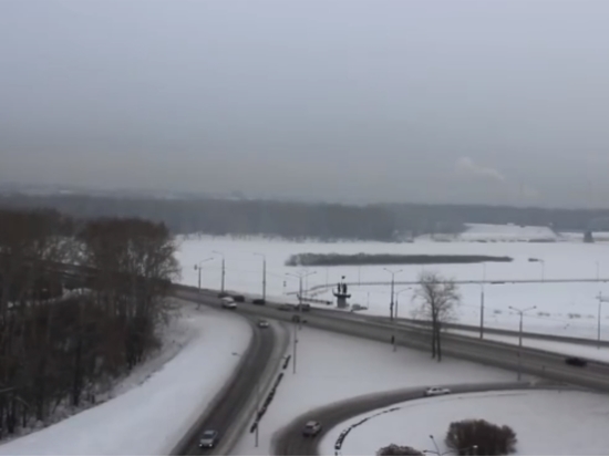 Новокузнечанин, возмущенный черным снегом, записал видеообращение