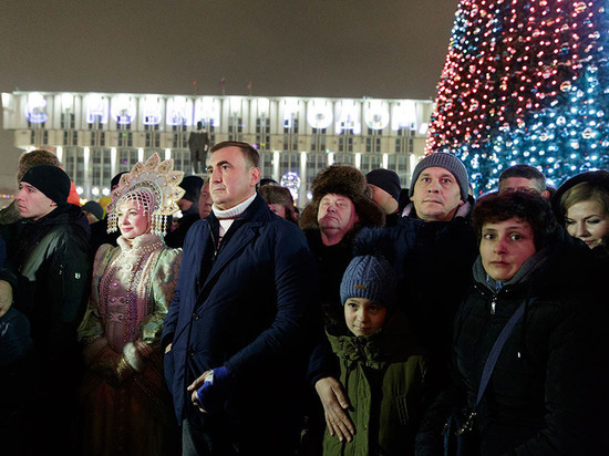 Огни печали: площадь новогодней столицы умолкла в память о погибших в Магнитогорске