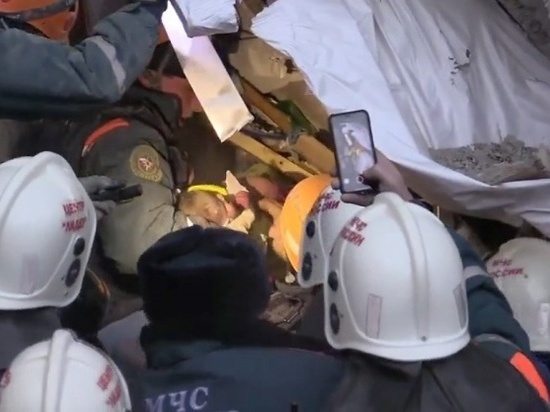 "Найден живым!" В Магнитогорске спасатели вытащили младенца из-под завалов рухнувшего подъезда