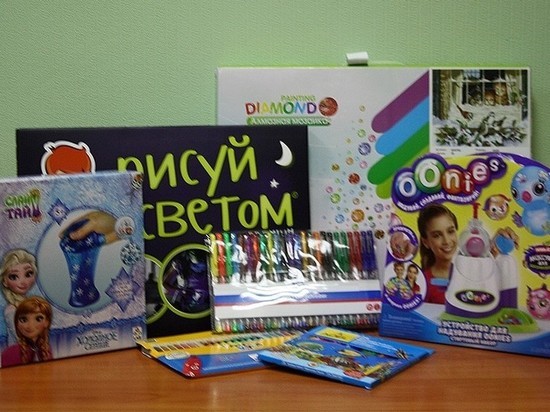 Глава администрации Кирова и его жена  купили игрушки для 7 детей