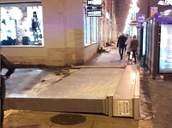 «Уставший щит» рухнул на гулявших по Невскому проспекту людей «Уставший щит» рухнул на гулявших по Невскому проспекту людей
