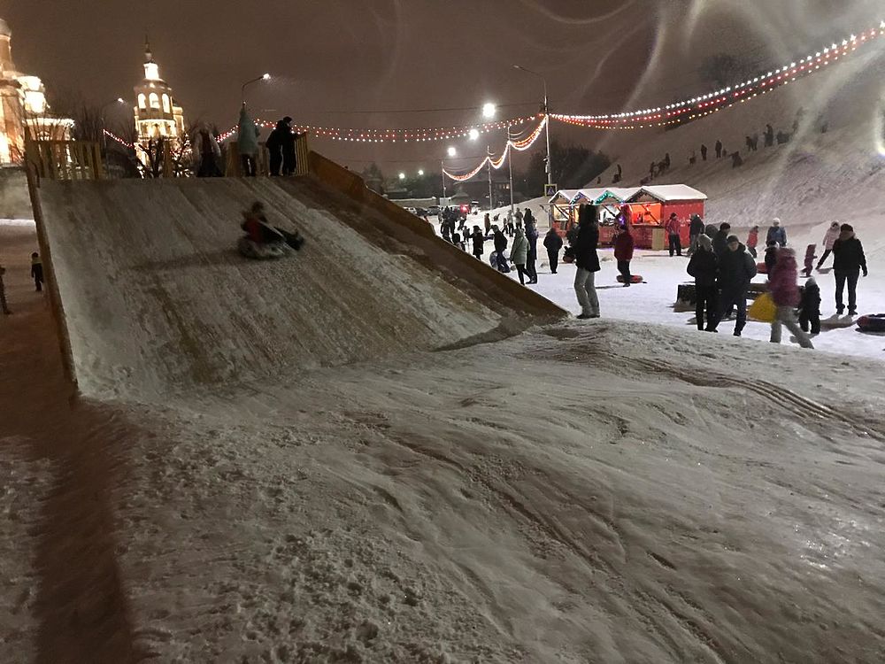 У подножия Собороной горы Серпухова собрались любители зимних забав.   