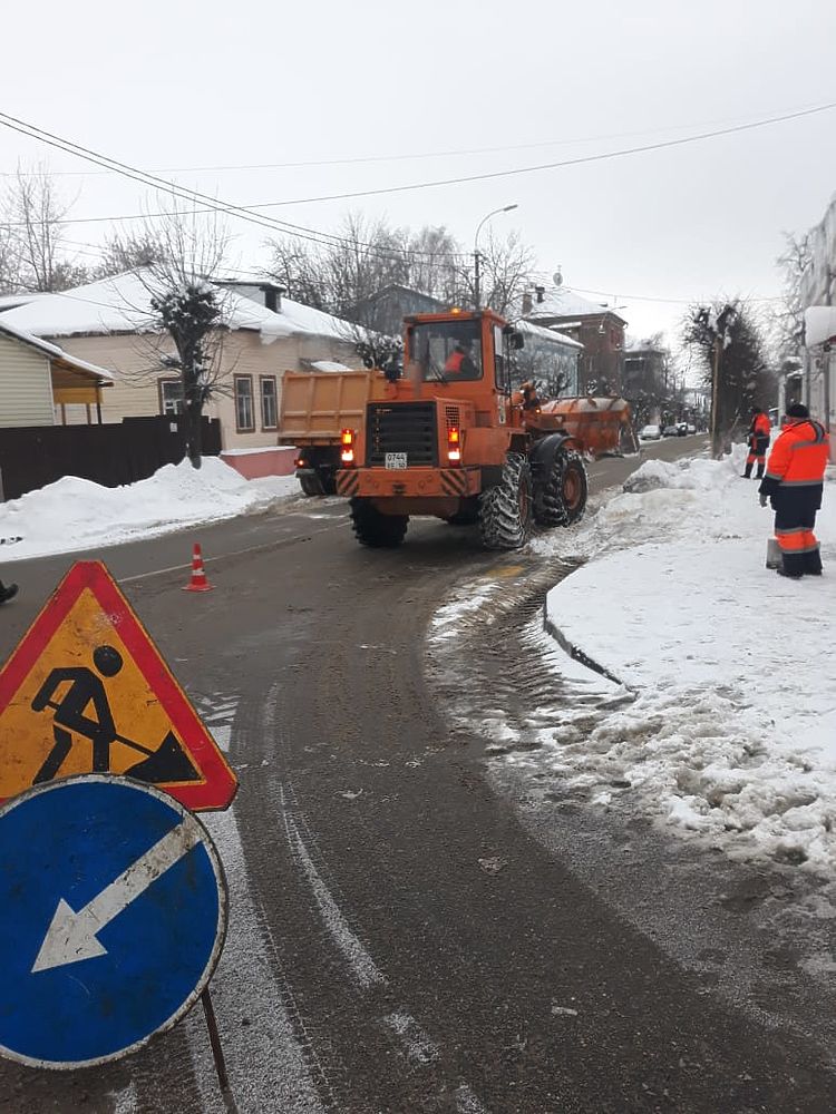 В Серпухове продолжается работа по уборке снежных навалов